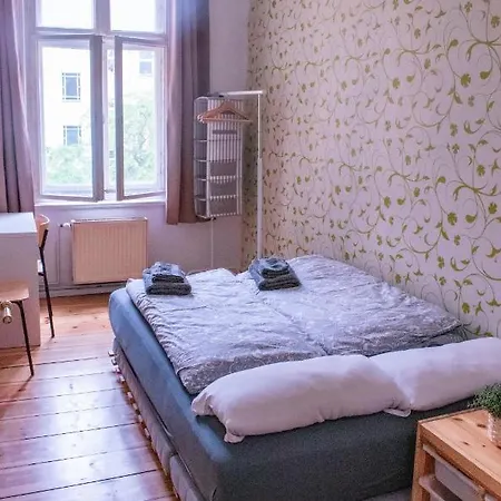 Artsy In Shared Flat - 5 Minutes From Schoenhauser Allee Habitación en casa particular Berlín