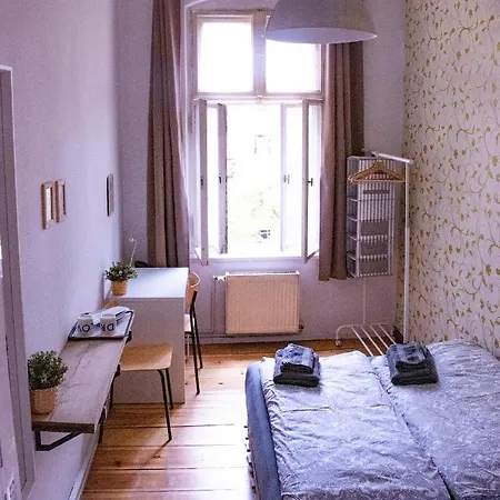 Artsy In Shared Flat - 5 Minutes From Schoenhauser Allee Habitación en casa particular